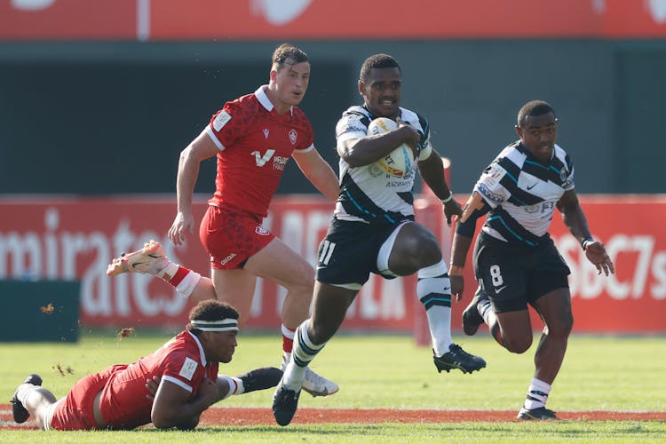 Fiji's Kaminieli Rasaku breaks through the defense for a try on day one of the Dubai Emirates Airline Rugby Sevens 2021 (Photo credit: Mike Lee - KLC fotos for World Rugby)